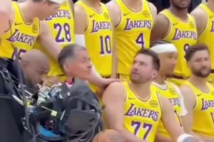 没想到都报销了此前湖人大合照，东契奇里夫斯哥俩打打闹闹