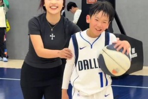 小菜鸡与小姐姐单挑！无奈对手偷学了姐姐的背打